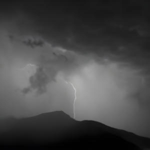 收聽ALTR Music的Dark Night (feat. ALTR)歌詞歌曲