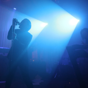 Dengarkan lagu Out of Control nyanyian Phantom Machines dengan lirik