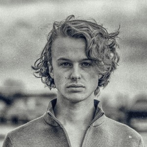 ดาวน์โหลดและฟังเพลง Bleed Out พร้อมเนื้อเพลงจาก Isak Danielson