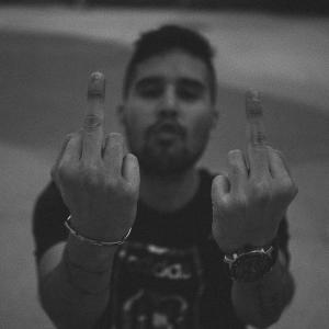 收聽BillyOne的Todos tienen un precio (Explicit)歌詞歌曲