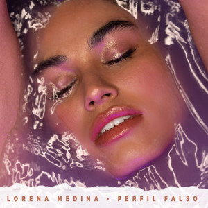 Dengarkan lagu Perfil Falso nyanyian Lorena Medina dengan lirik