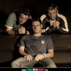 ดาวน์โหลดและฟังเพลง Moonlight Shadow (Bassrockerz Radio Edit) พร้อมเนื้อเพลงจาก Italobrothers