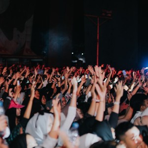 Dengarkan lagu Tak Tahan Lagi nyanyian Eki Marsal dengan lirik