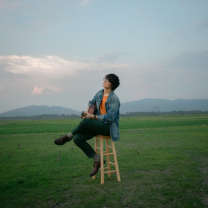 Listen to เธออยู่ไกลหรือไม่มีจริง song with lyrics from HACKR