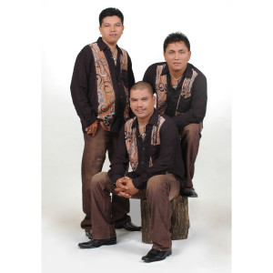 Dengarkan Uju Ni Ngolukkon Ma Nian lagu dari Mangaloksa Trio dengan lirik