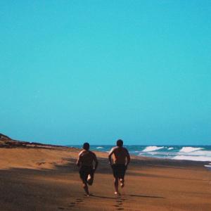 收聽Kombo The X Writer的Frente Al Mar歌詞歌曲