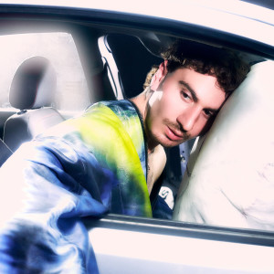 Listen to Runaway song with lyrics from SONIKKU