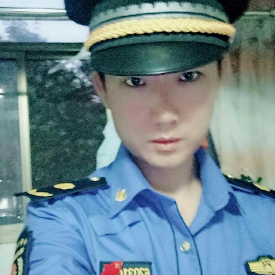 杨穆白