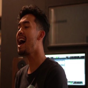 Dengarkan lagu Denting nyanyian Mikail Omar dengan lirik