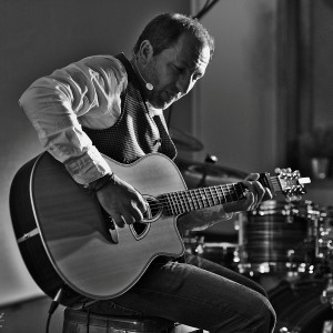 ดาวน์โหลดและฟังเพลง Rose พร้อมเนื้อเพลงจาก Pascal Zenou