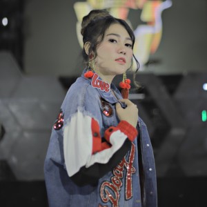 收听Via Vallen的Kalung Emas歌词歌曲