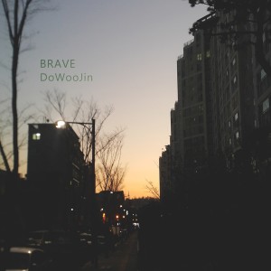 Dengarkan 용기 lagu dari 도우진 dengan lirik