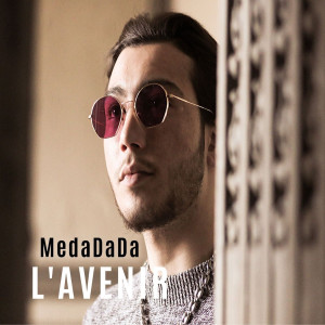 Dengarkan Hakunamatata (Explicit) lagu dari MedaDada dengan lirik