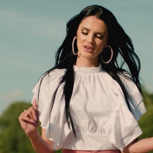 Listen to Suna a despartire song with lyrics from Bianca Sirbu
