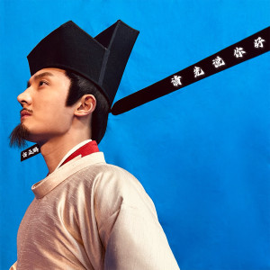 Dengarkan lagu 请先说你好 nyanyian 古亚鹏 dengan lirik