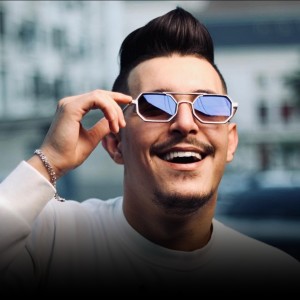 Listen to Allo Ma Waldak Kan 3ma song with lyrics from Hichem Tgv