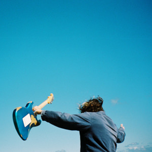 ดาวน์โหลดและฟังเพลง Feel Something พร้อมเนื้อเพลงจาก Fiji Blue