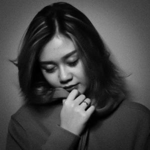 Dengarkan Jangan Menjadi Aku lagu dari Adella Wulandari dengan lirik