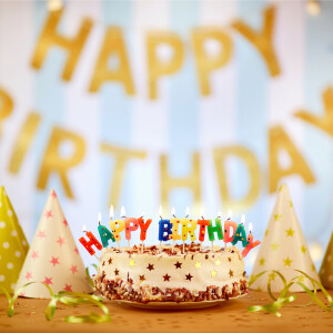 Dengarkan lagu Happy Birthday (Band Version) nyanyian Gratulerer Med Fødselsdagen dengan lirik