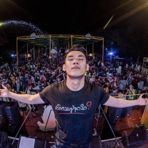 Dengarkan lagu ເຮົາຄວນຢູ່ຈຸດໃດ? nyanyian TAIY AKARD dengan lirik