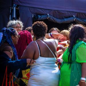 收聽Thamesmead Community Choir的Hometown Pride (feat. J Cocoa, kei the artist, Jamie Zubairi & Jules) (Live)歌詞歌曲