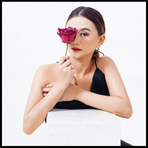 Listen to Melupakanmu song with lyrics from Bunga Tiara