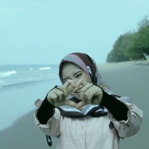 ดาวน์โหลดและฟังเพลง Ada Rindu Untukmu พร้อมเนื้อเพลงจาก Vanny Vabiola