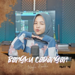 收聽Nayla Fardila的Bangku Cadangan歌詞歌曲
