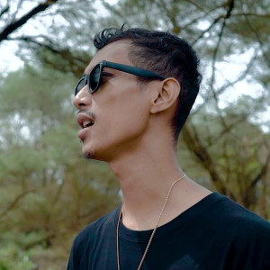 Listen to Sampe Kapan song with lyrics from Omhand V