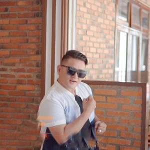 收听Thomas DJ的Ulang Salahan Au歌词歌曲
