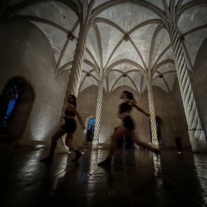 Dengarkan lagu Calle Rota nyanyian Victoria Lerma dengan lirik