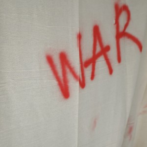 ดาวน์โหลดและฟังเพลง WAR พร้อมเนื้อเพลงจาก Tolu Makay