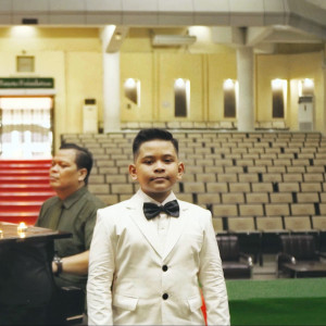Dengarkan Angels We Have Heard on High lagu dari Karel Silalahi dengan lirik