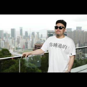 Dengarkan lagu Huang Wei Wen Bi Xia De Fu Chou Zhe Lian Meng nyanyian 黄伟文 dengan lirik