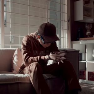 Dengarkan How Many? lagu dari 1st dengan lirik