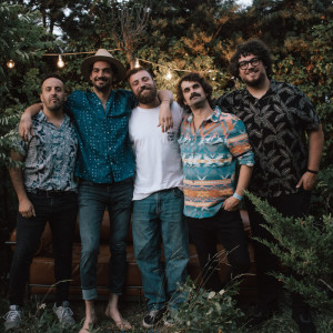 收聽Colectivo Panamera的Las grietas del tiempo (feat. Luis Fercán)歌詞歌曲