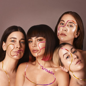 收聽Charli XCX的Warm (feat. HAIM)歌詞歌曲