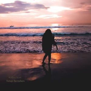 Dengarkan Tetap Bertahan lagu dari Nadine Syah dengan lirik
