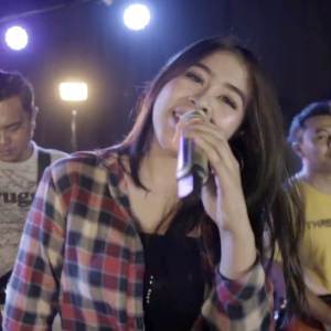 Dengarkan Kupuja Puja (Live) lagu dari Yolanda Jarly dengan lirik