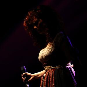 ดาวน์โหลดและฟังเพลง Shwey W Byehda El Omer พร้อมเนื้อเพลงจาก Lena Chamamyan