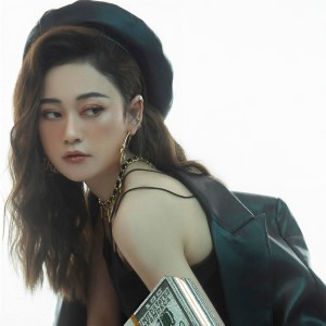 Listen to Hóa Ra Yêu Là Đau song with lyrics from MYMY