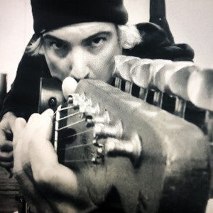 Dengarkan lagu Roses nyanyian Daz Panther dengan lirik