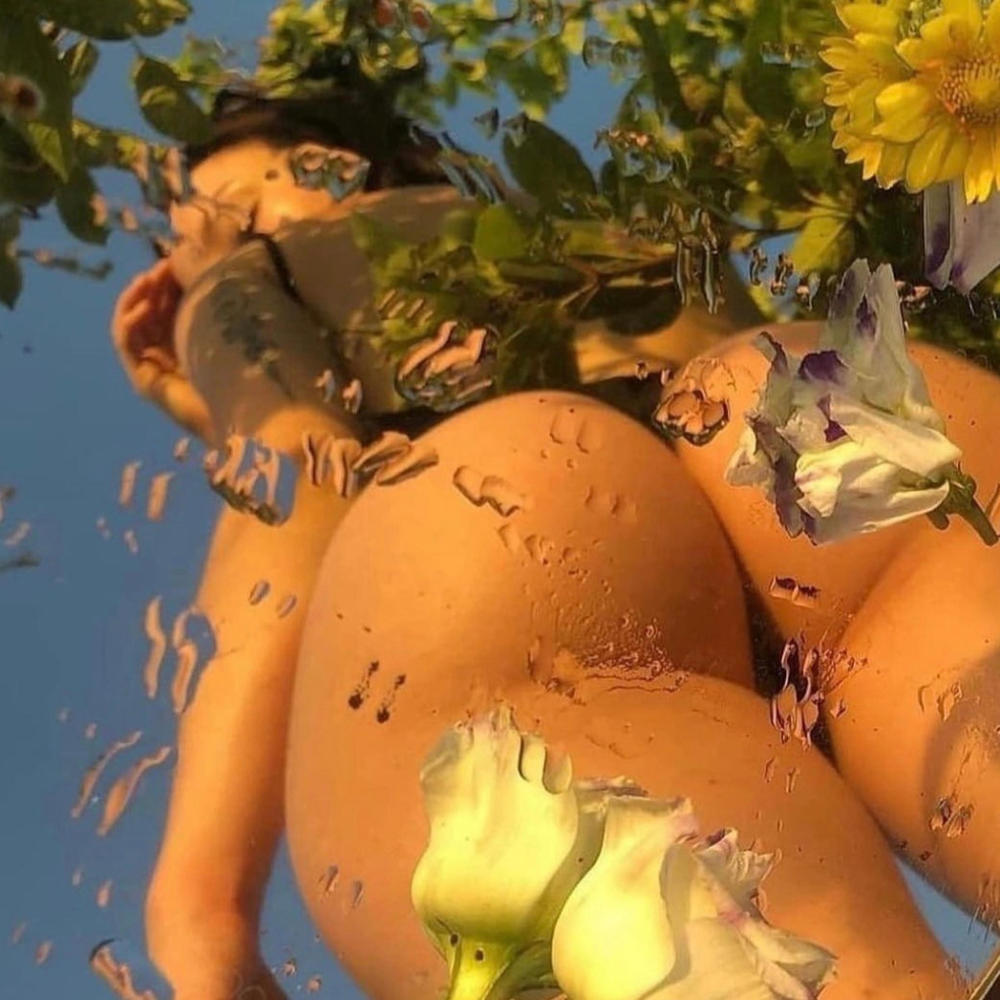 She knows (Explicit)