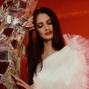 收听Bianca Sirbu的Esti exact ca in vise歌词歌曲