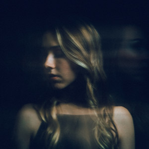 ดาวน์โหลดและฟังเพลง Betrayal พร้อมเนื้อเพลงจาก Tessa Nicole