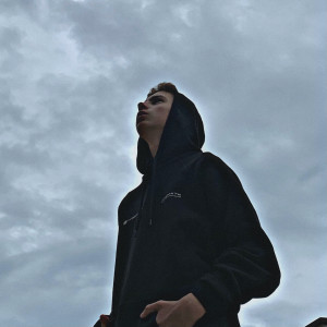 Dengarkan B!TCH (Explicit) lagu dari LANDROM dengan lirik