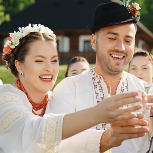 Listen to Sus Paharul Pentru Nași song with lyrics from Andreea Haisan