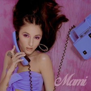 ดาวน์โหลดและฟังเพลง Mami พร้อมเนื้อเพลงจาก Kristina Si