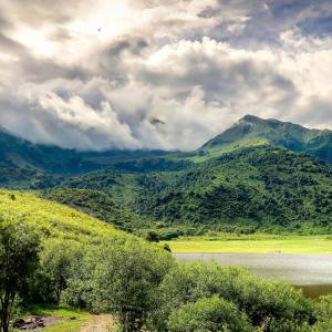 Dengarkan lagu Monsoon Weather nyanyian Zen Music Garden dengan lirik