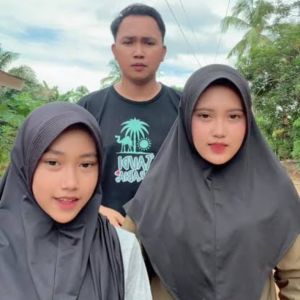 收聽Azizah的Mangu dangdut歌詞歌曲